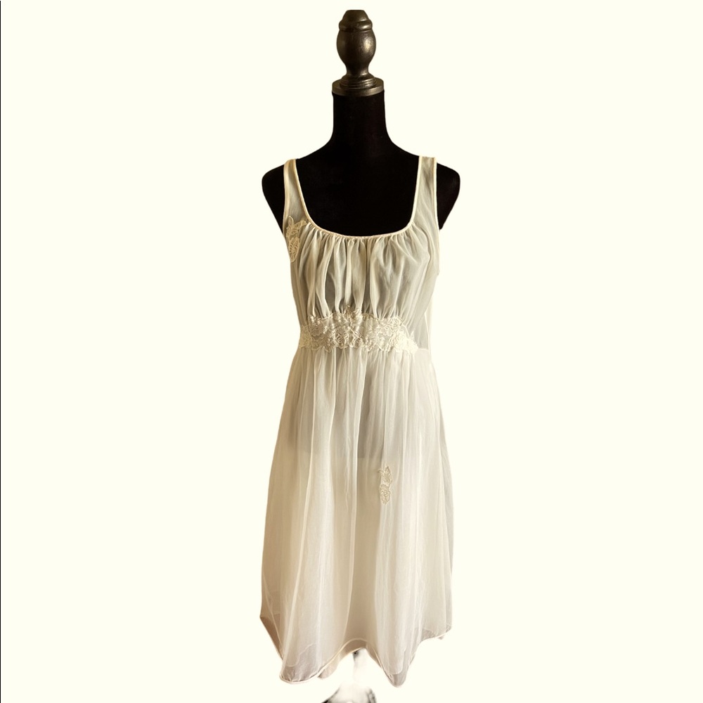 Vintage unbranded  peignoir dressing gown c 1960. 2piece set.